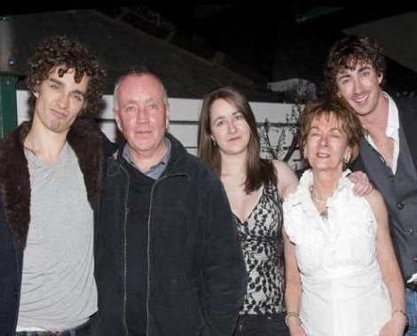 A picture of Robert Sheehan with his parents and siblings.